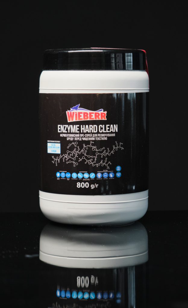 Enzyme Hard Clean - засіб для чищення м'яких меблів та килимів. Лужний. Змиває важкі забруднення.